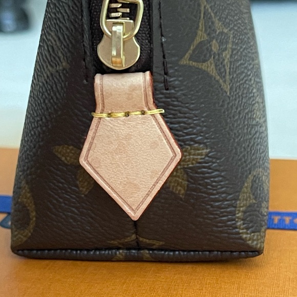 Louis Vuitton Cosmetic Pouch - Picture 8 of 11